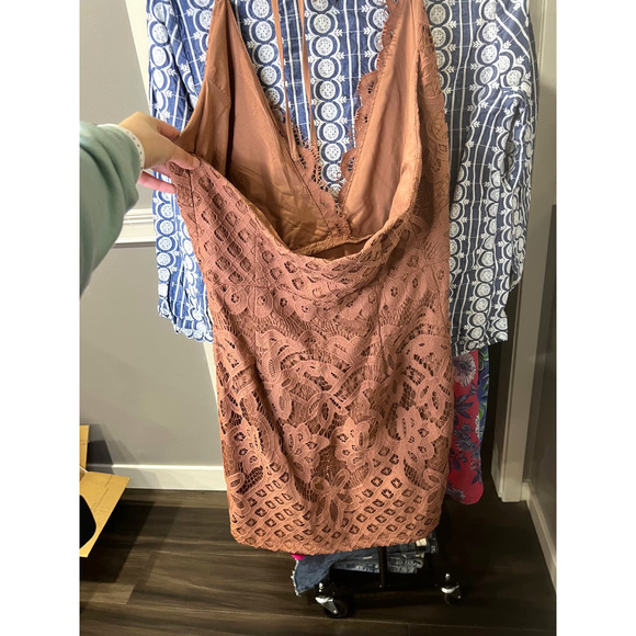 TOBI Lace Dress - Picture 3 of 5